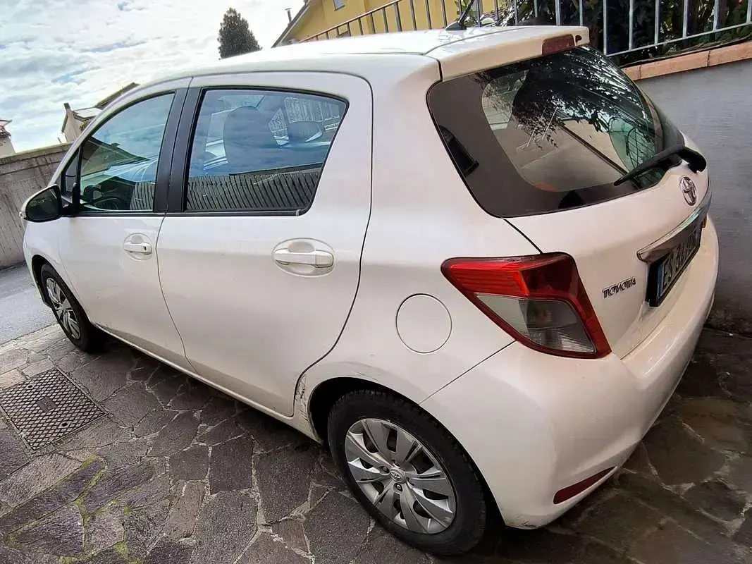 Usata Toyota Yaris Active 69 CV (50 kW) 2013 Bianco Utilitaria