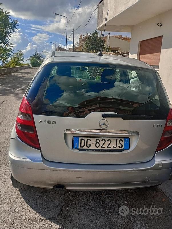 Grigio Usata 2008 Mercedes A200 Tre volumi | 3000 € (Buon prezzo) - Immagine 1/4