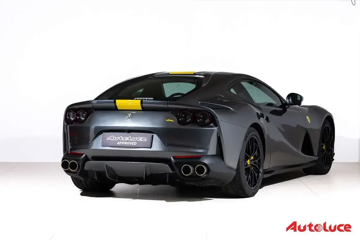 Usata Ferrari 812 799 CV (587 kW) 2020 Silverstone  livrea adesiva Coupé