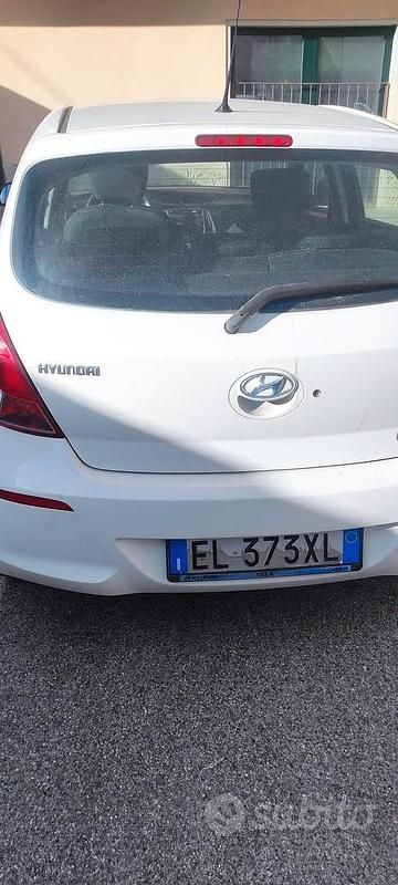 Usata Hyundai i20 75 CV (55 kW) 2012 Bianco Berlina