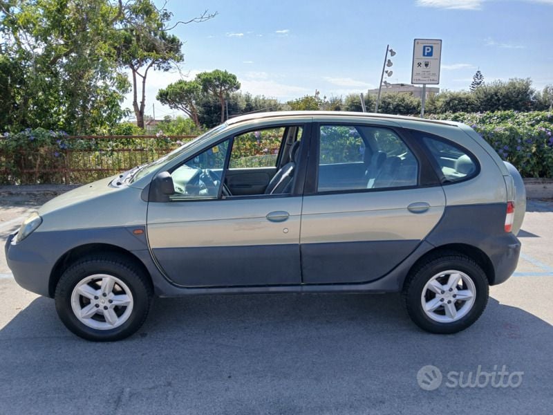 Verde Usata 2001 Renault Scénic Monovolume | 2900 € - Immagine 1/4