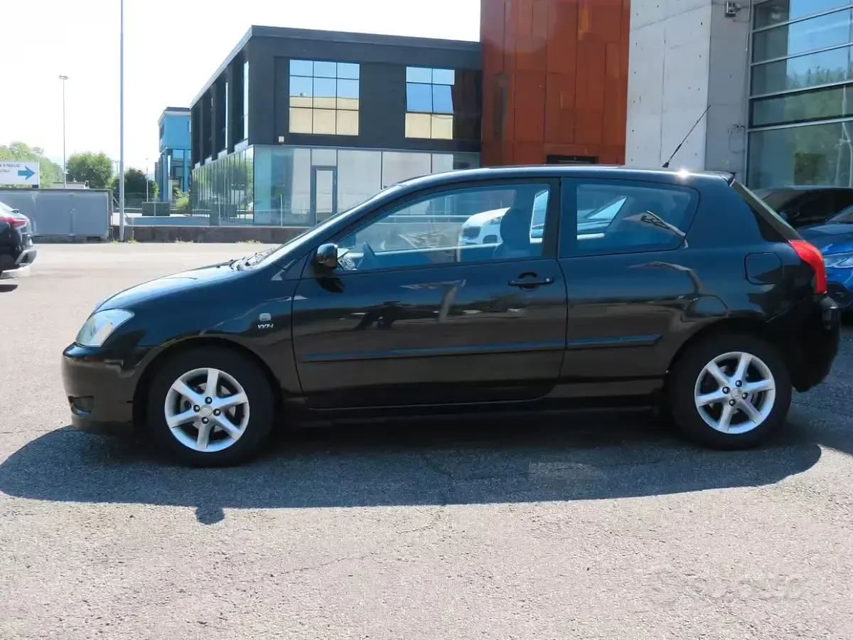 Usata Toyota Corolla 97 CV (71 kW) 2004 Nero Berlina