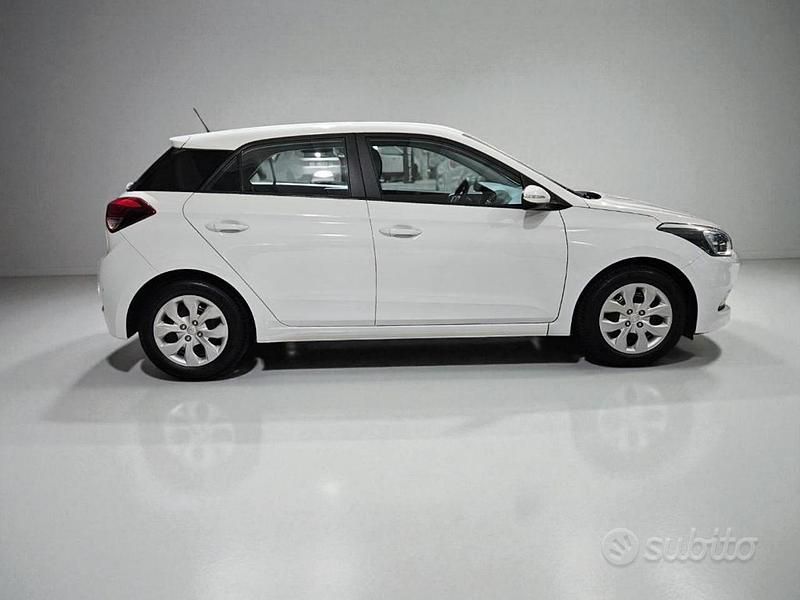 Usata Hyundai i20 Classic 75 CV (55 kW) 2018 Bianco pastello Berlina