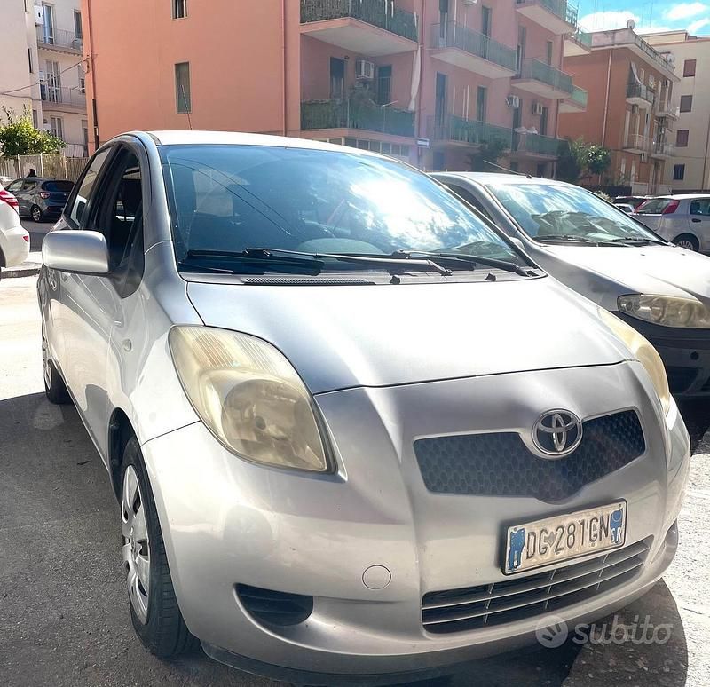 Grigio Usata 2008 Toyota Yaris Tre volumi | 3200 € (Buon prezzo) - Immagine 1/4