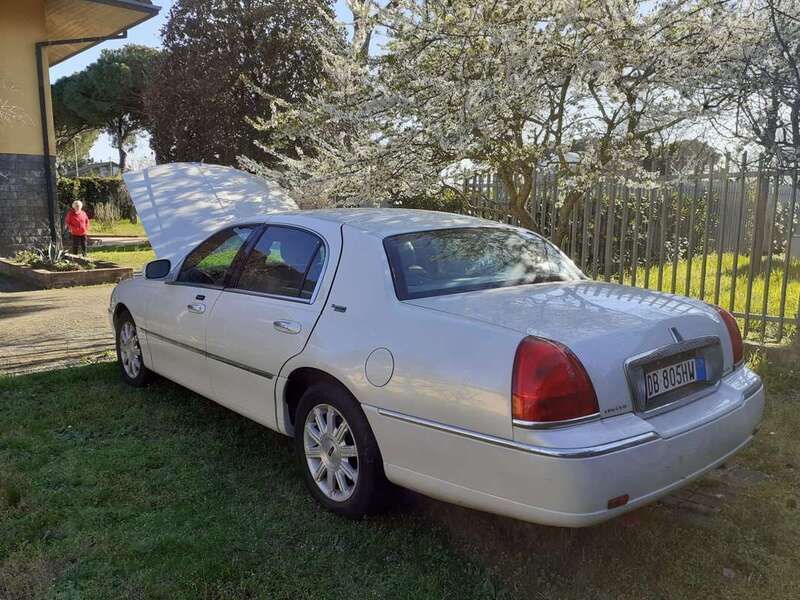 Usata Lincoln Town Car 242 CV (177 kW) 2006 Bianco Berlina