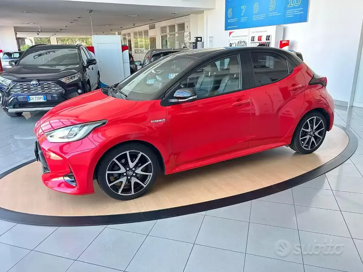 Usata Toyota Yaris Hybrid 92 CV (67 kW) 2021 Arancione Berlina
