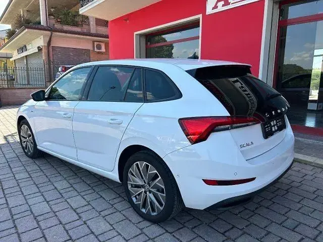 Usata Skoda Scala Clever 89 CV (65 kW) 2022 Bianco Utilitaria