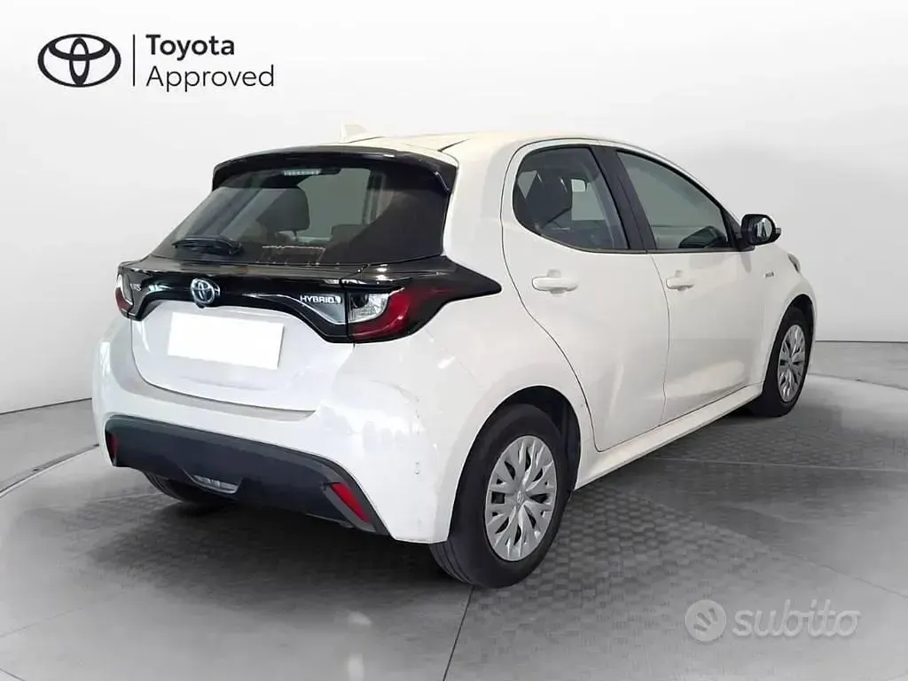Second-hand Toyota Yaris Active 72 CP (52 kW) 2022 Alb Hatchback