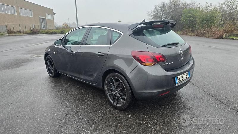 Usata Opel Astra Cosmo 110 CV (80 kW) 2011 Marrone Berlina