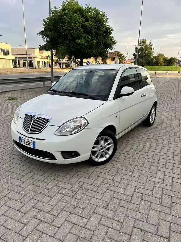 Usata Lancia Ypsilon 75 CV (55 kW) 2011 Utilitaria