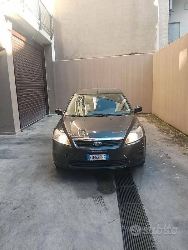 Usata Ford Focus 110 CV (80 kW) 2010 Grigio Station wagon