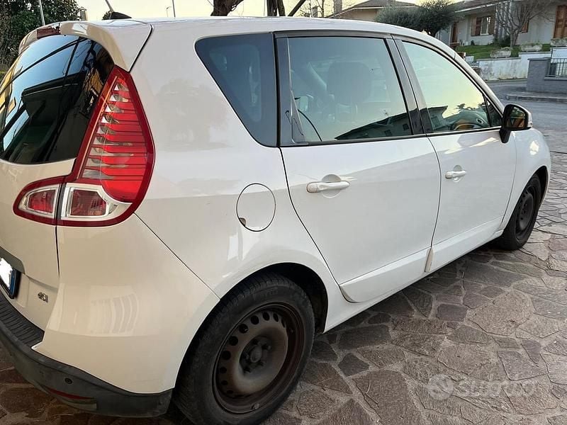 Usata Renault Scénic III 110 CV (80 kW) 2010 Bianco Monovolume