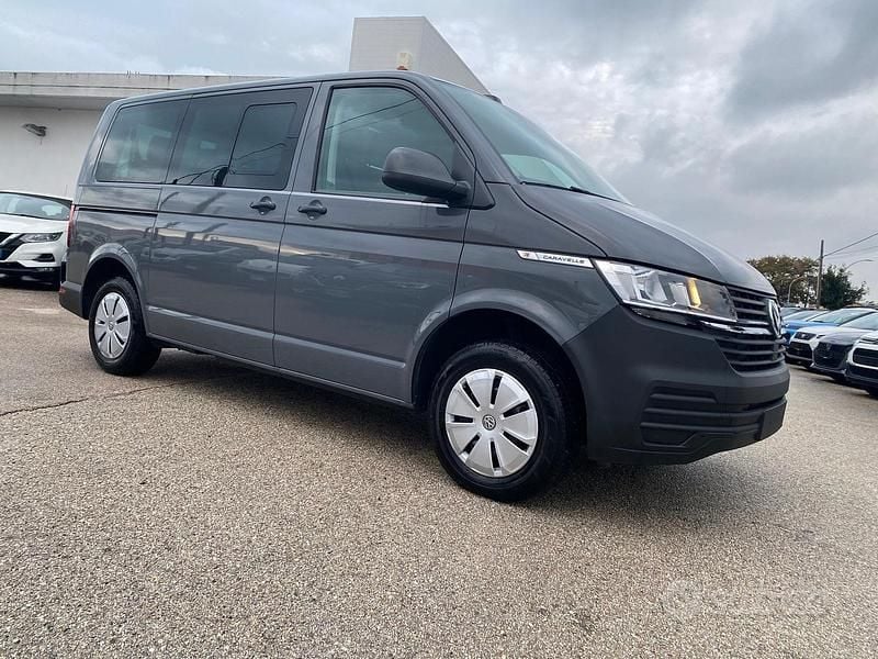 Usata VW Caravelle Trendline 110 CV (80 kW) 2022 Grigio Monovolume