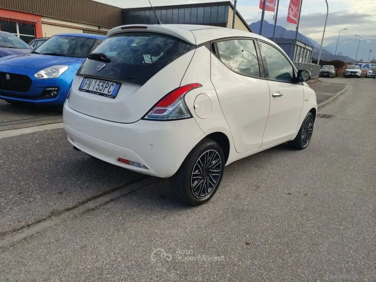 Gebraucht Lancia Ypsilon Gold 95 PS (69 kW) 2018 Weiß Kleinwagen