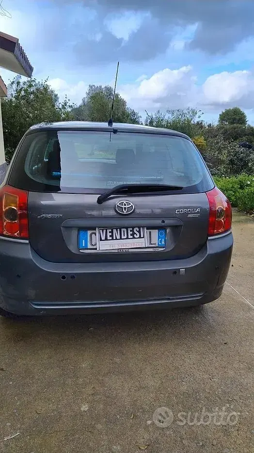 Usata Toyota Corolla 116 CV (85 kW) 2004 Marrone Berlina