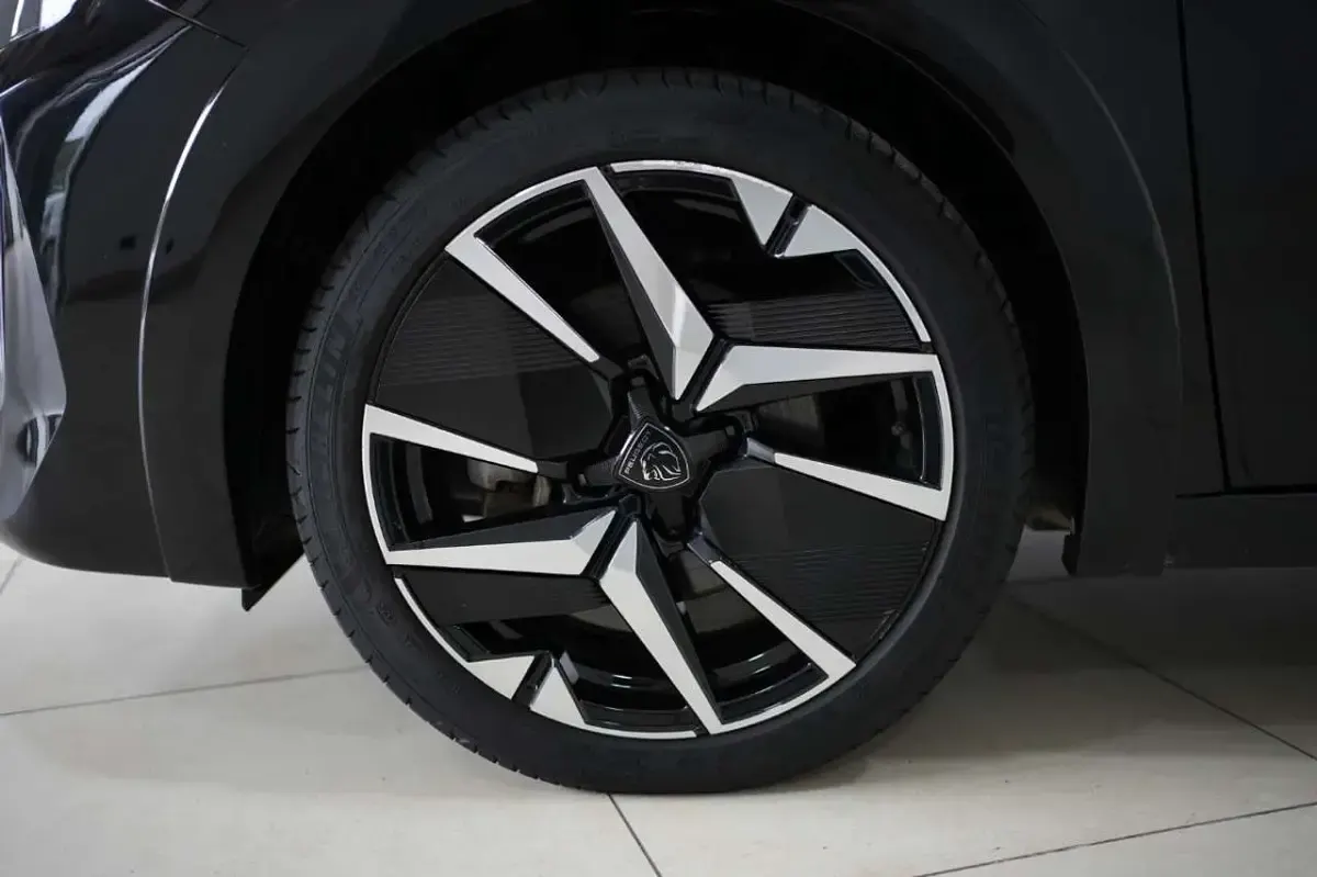 Usata Peugeot 208 GT 136 CV (100 kW) 2025 Nero Utilitaria