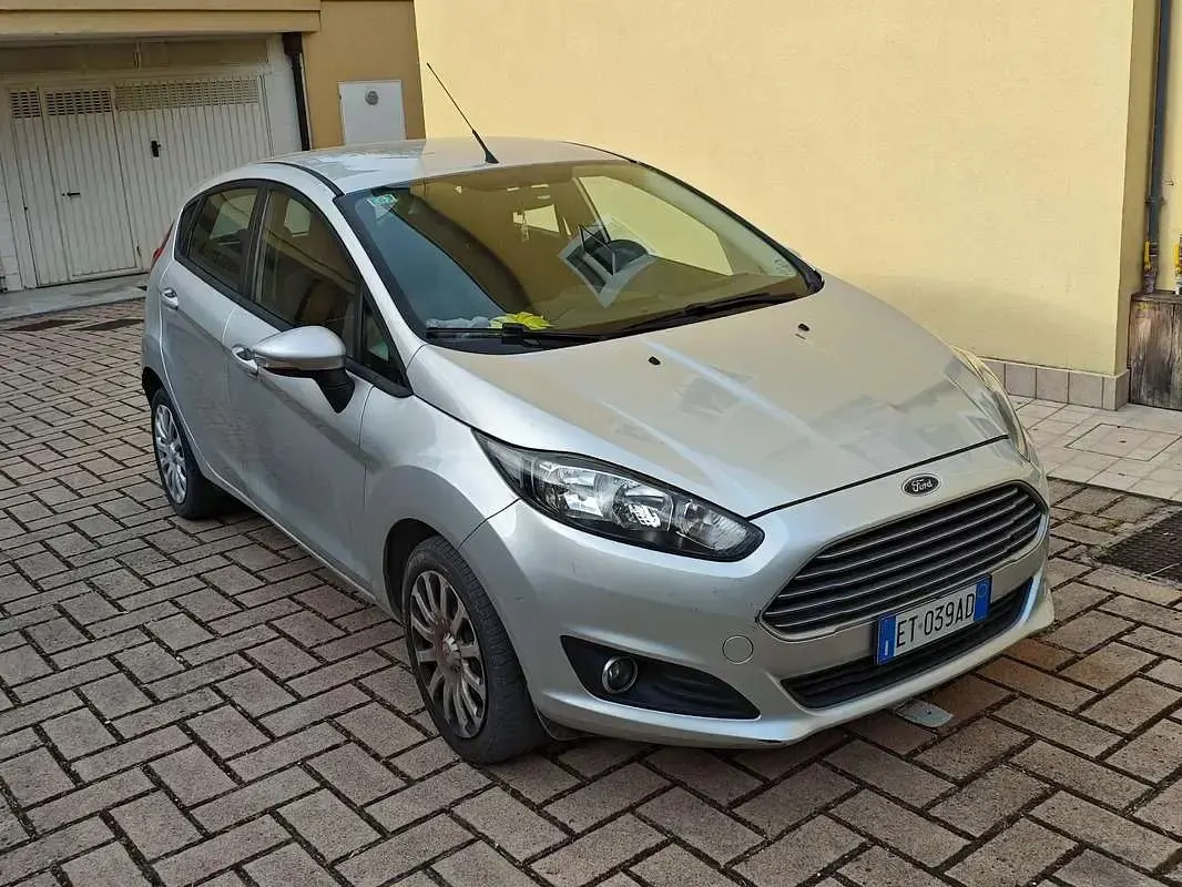 Usata Ford Fiesta 92 CV (67 kW) 2013 Argento Berlina