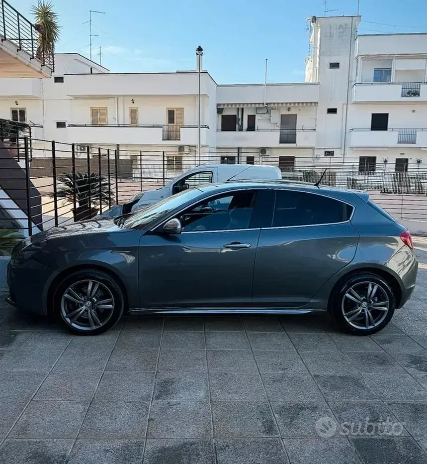Usata Alfa Romeo Giulietta 82 CV (60 kW) 2011 Grigio Utilitaria