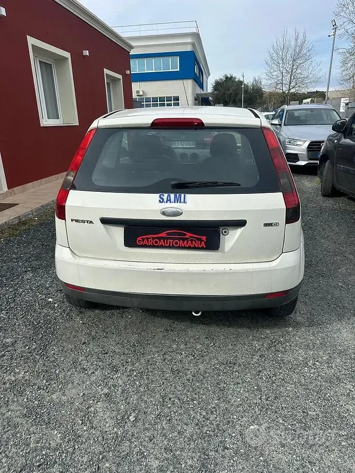 Usata Ford Fiesta 68 CV (50 kW) 2010 Bianco Furgone