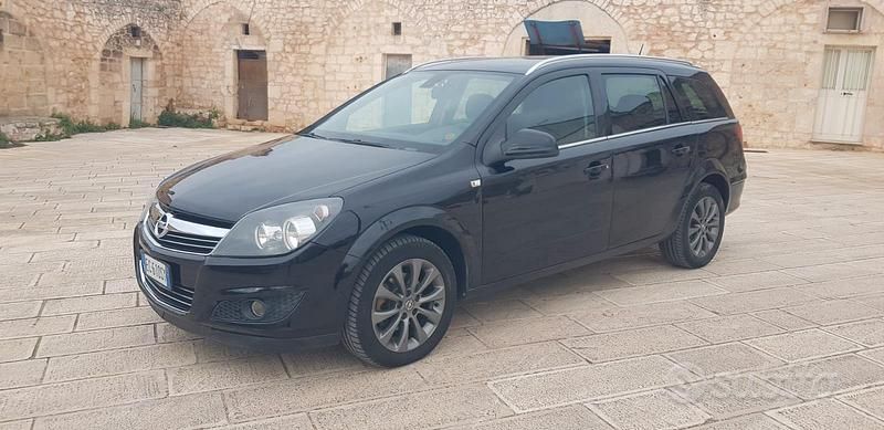Usata Opel Astra 110 CV (80 kW) 2010 Nero Station wagon