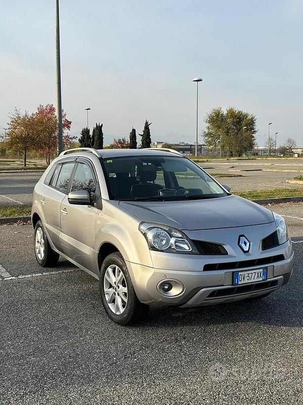 Argento Usata 2009 Renault Koleos Dynamique SUV | 3390 € (Buon prezzo) - Immagine 1/4