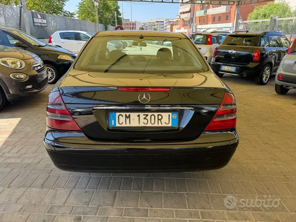 Usata Mercedes E220 Classic 150 CV (110 kW) 2004 Nero Berlina