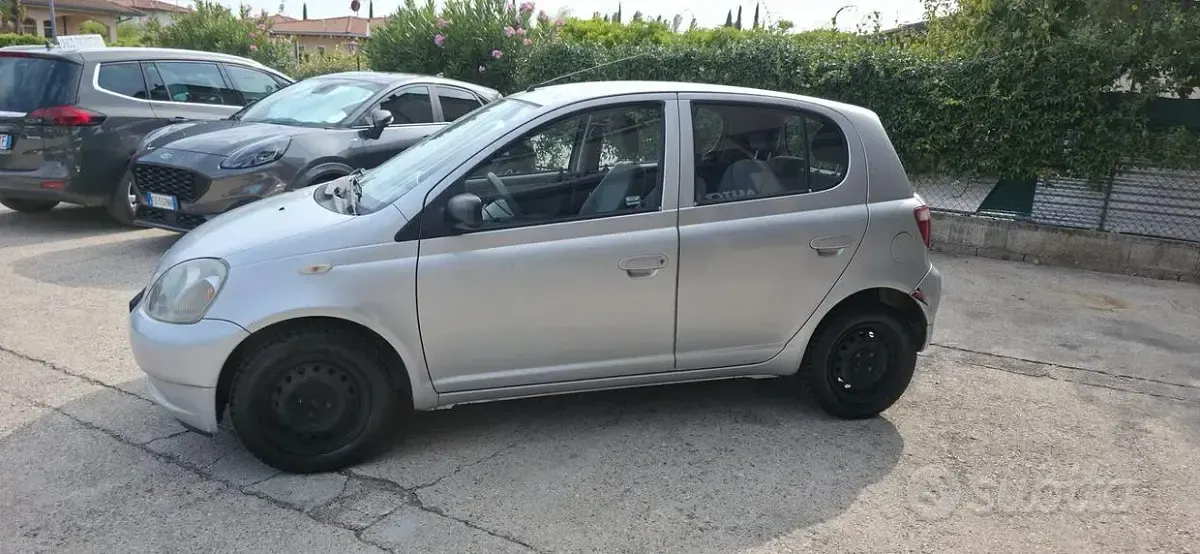 Usata Toyota Yaris Sol 68 CV (50 kW) 2000 Grigio Berlina