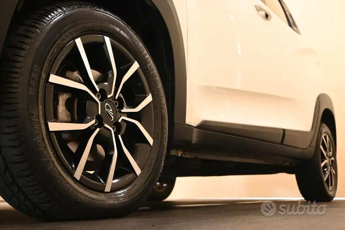Usata Mahindra KUV100 87 CV (63 kW) 2020 Bianco SUV