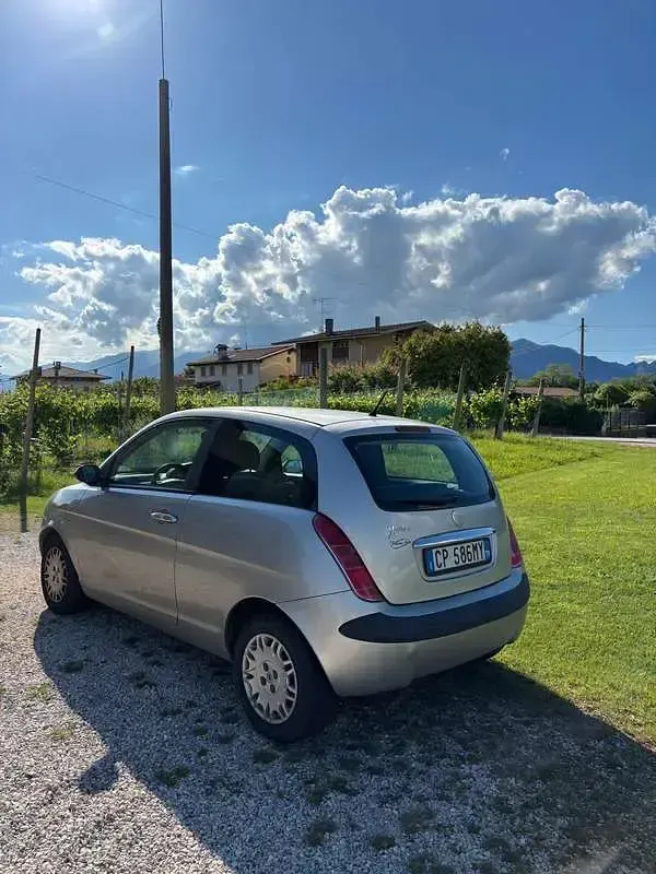 Usata Lancia Ypsilon 60 CV (44 kW) 2004 Argento Utilitaria