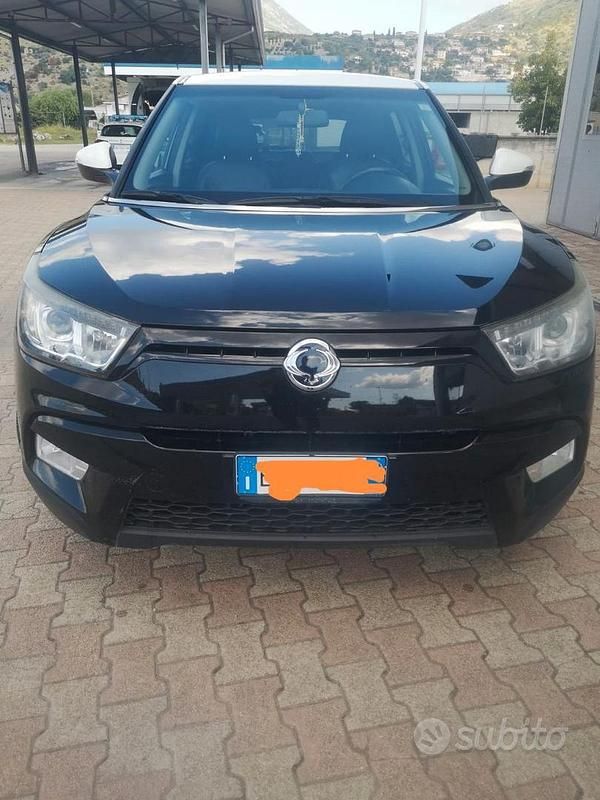 Usata Ssangyong (KGM) Tivoli 128 CV (94 kW) 2015 Nero SUV
