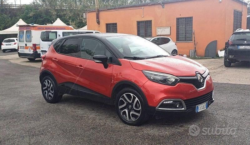 Usado Renault Captur 110 CV (80 kW) 2017 Rojo SUV