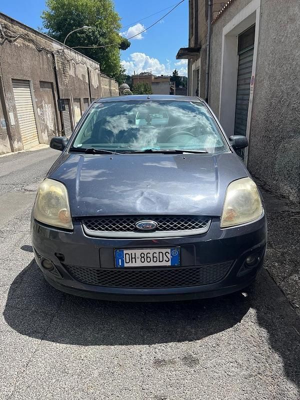 Usata Ford Fiesta Zetec 68 CV (50 kW) 2007 Grigio Utilitaria