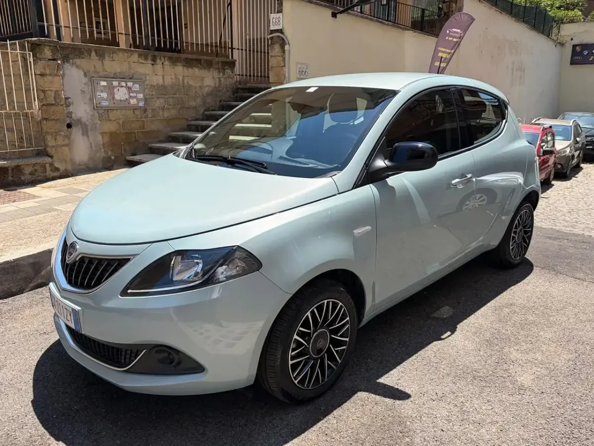 Usata Lancia Ypsilon Gold 69 CV (50 kW) 2024 Blu Utilitaria