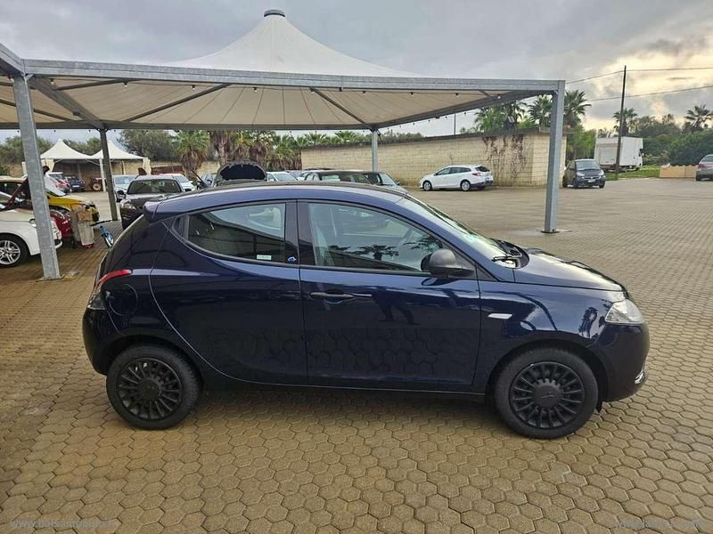 Usata Lancia Ypsilon Gold 69 CV (50 kW) 2018 Blu Utilitaria