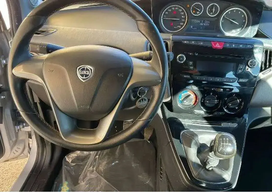 Usata Lancia Ypsilon 69 CV (50 kW) 2015 Argento Utilitaria