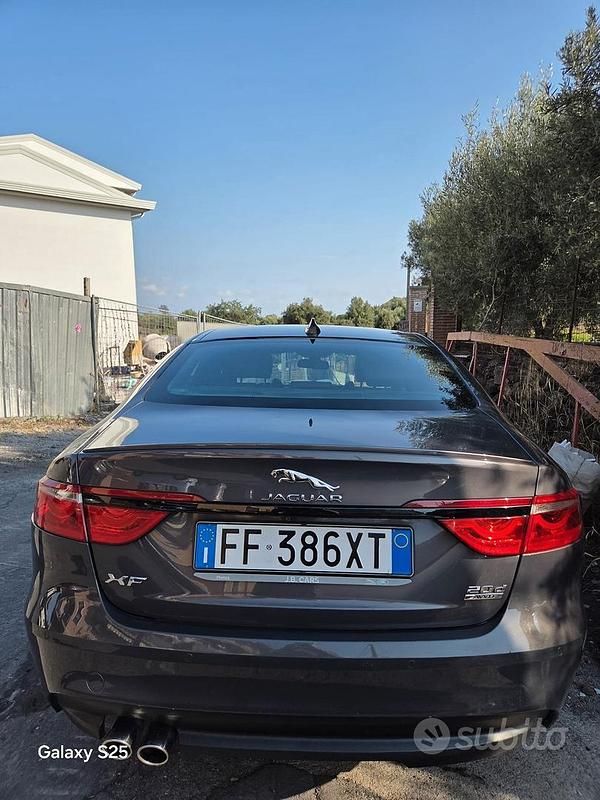 Usata Jaguar XF 180 CV (132 kW) 2016 Grigio Berlina