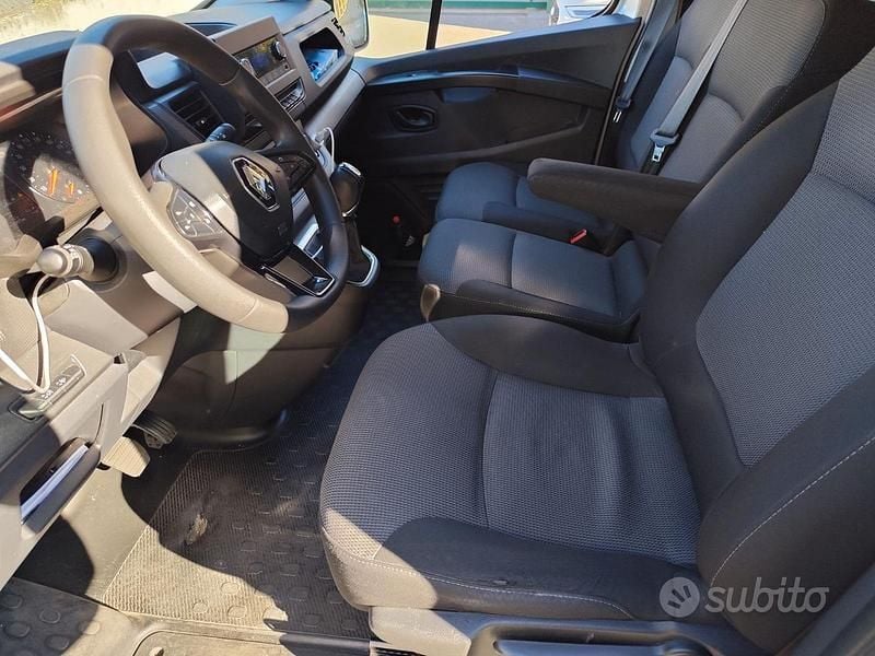 Begagnad Renault Trafic 150 HK (110 kW) 2023 Silver Minibuss