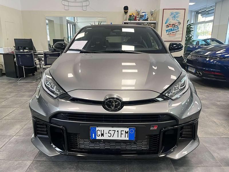 Usata Toyota Yaris 280 CV (205 kW) 2024 Grigio Utilitaria