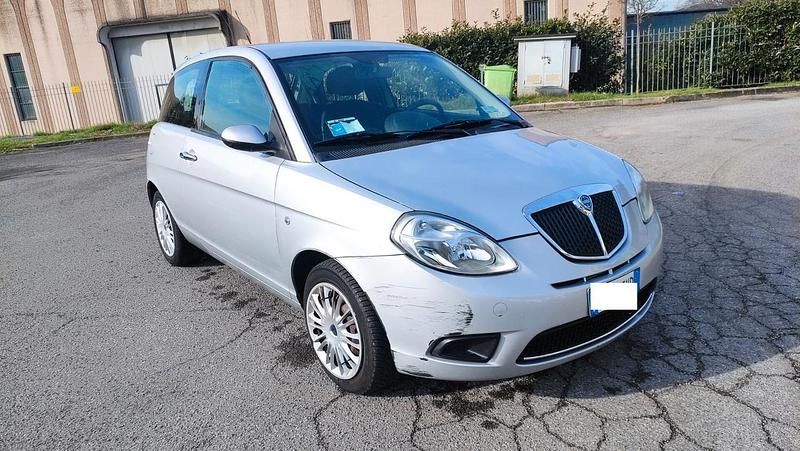 Usata Lancia Ypsilon 60 CV (44 kW) 2009 Argento Utilitaria
