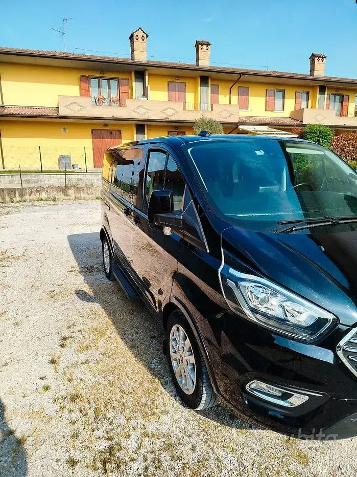 Usata Ford Tourneo 131 CV (96 kW) 2023 Nero Monovolume