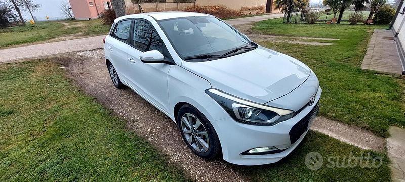 Usata Hyundai i20 Style 75 CV (55 kW) 2015 Bianco Utilitaria