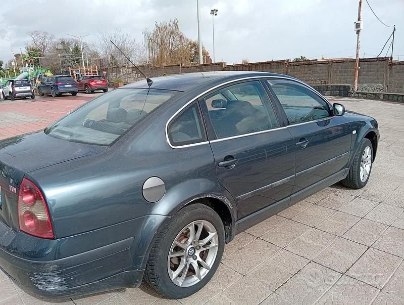 Usata VW Passat 110 CV (80 kW) 2004 Grigio Berlina