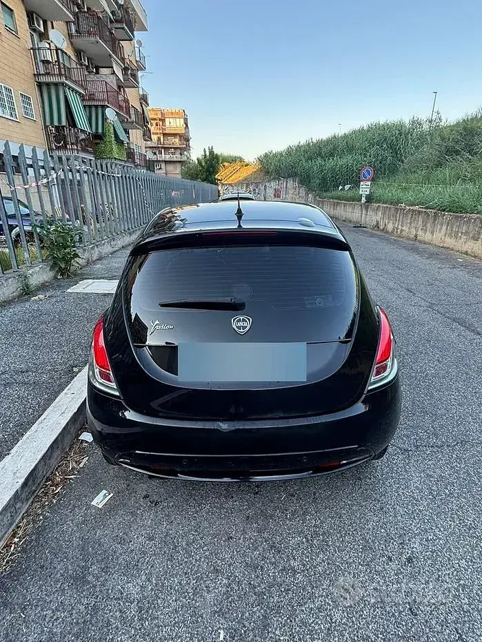 Usata Lancia Ypsilon 69 CV (50 kW) 2016 Nero Utilitaria