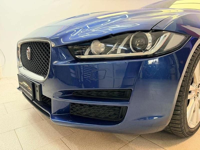 Usata Jaguar XE Prestige 179 CV (131 kW) 2016 Blu fire Berlina