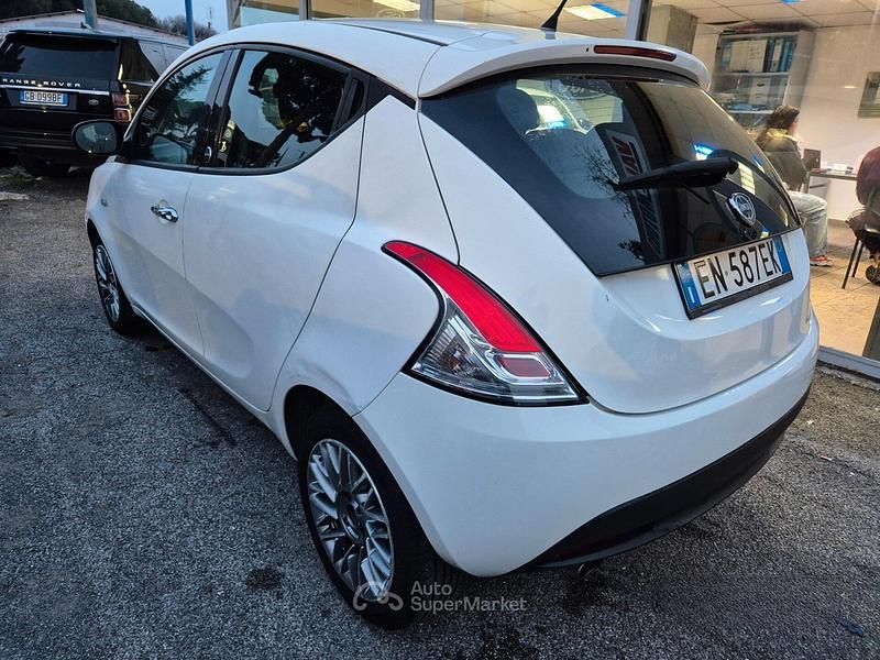 Usata Lancia Ypsilon Silver 69 CV (50 kW) 2012 Bianco Utilitaria