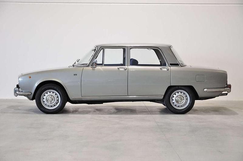 Usata Alfa Romeo 2000 132 CV (97 kW) 1973 Grigio Berlina