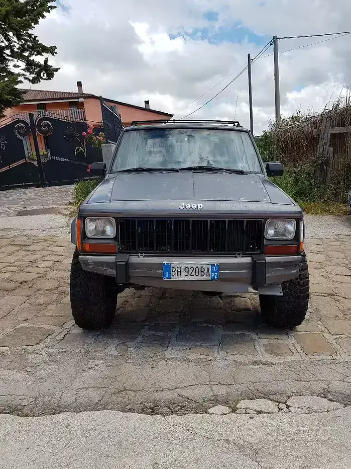 Usata Jeep Cherokee 80 CV (58 kW) 1990 Grigio SUV