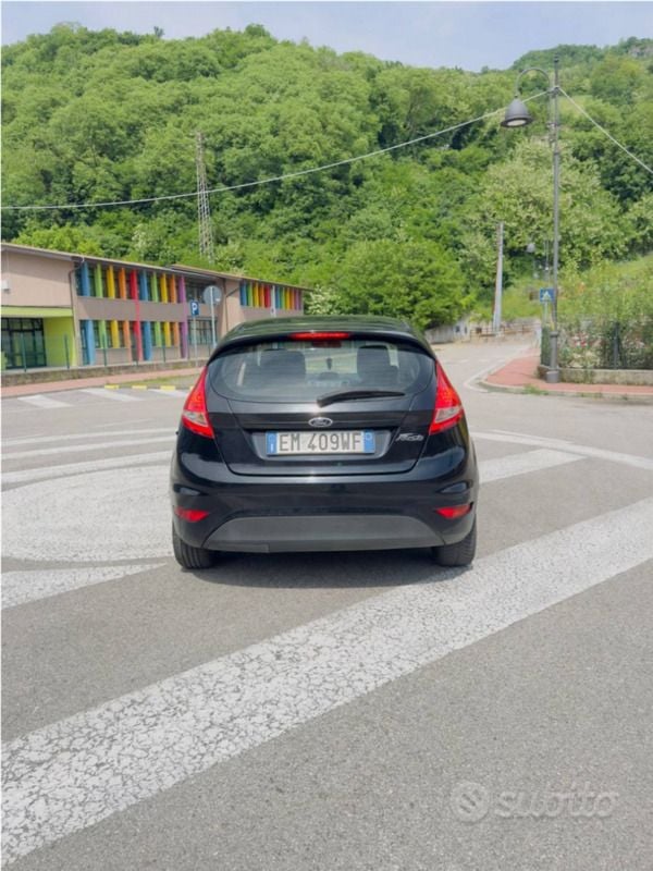 Usata Ford Fiesta 97 CV (71 kW) 2012 Nero Utilitaria