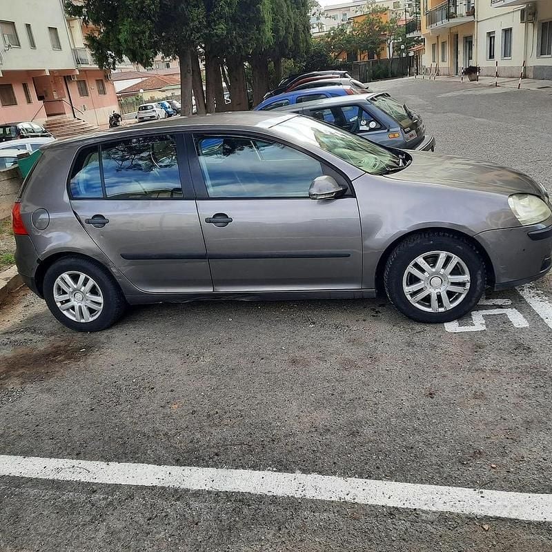 Usata VW Golf V 105 CV (77 kW) 2005 Grigio Utilitaria