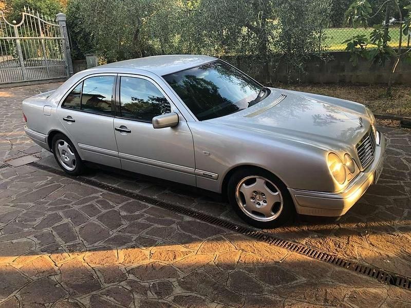 Argento Usata 1997 Mercedes E200 Avantgarde Tre volumi | 4500 € (Ottimo prezzo) - Immagine 1/4